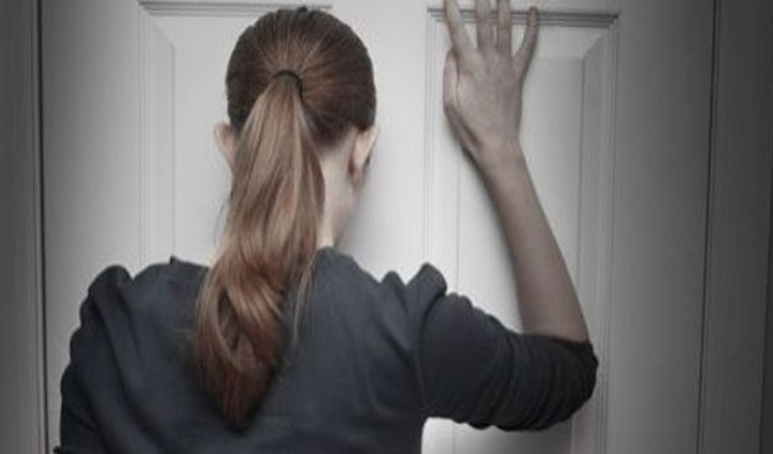 Bewoonster staat buiten bij haar woning in Beek en Donk Bewoonster staat buiten bij haar woning in Beek en Donk