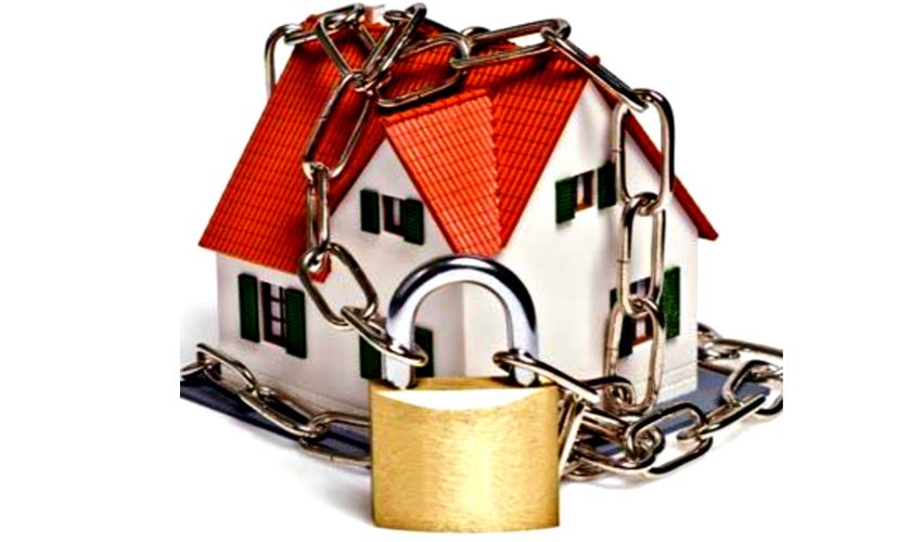 Woonhuis in Beek en Donk met ketting en slot als symbool Woonhuis in Beek en Donk met ketting en slot als symbool